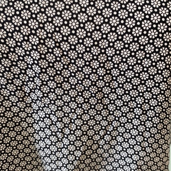 Old Navy black/white floral design top Size Medium - Picture 3 of 5